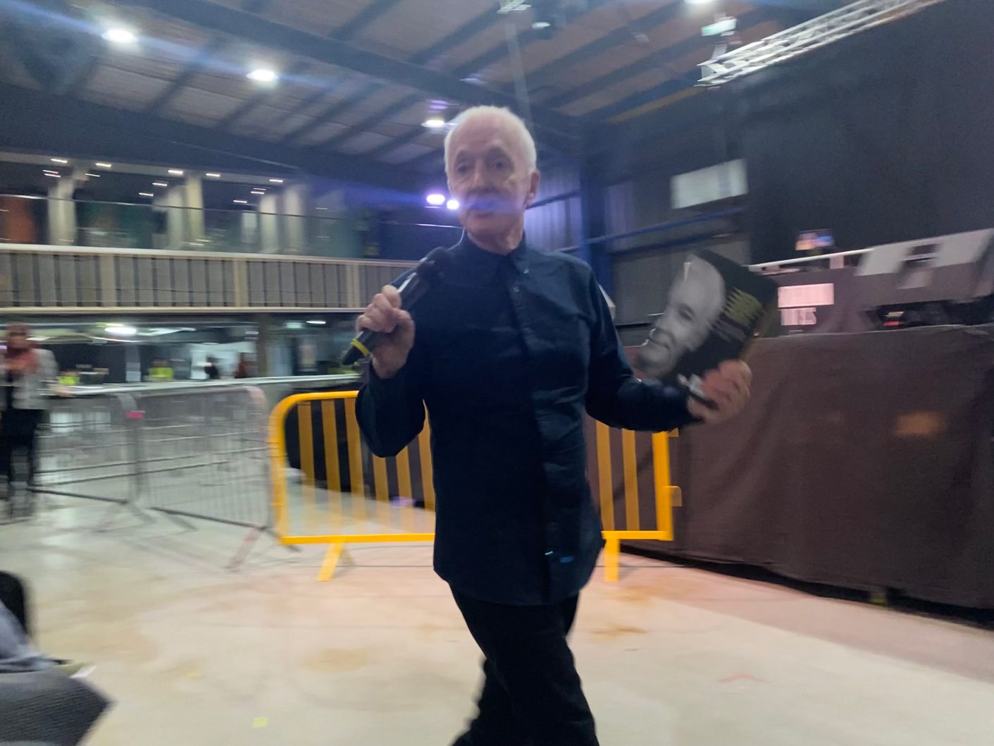 Anthony_Daniels_Works_The_Crowd